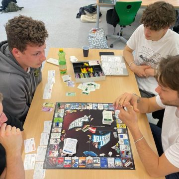 Weitere SchülerInnen der Fachschule für Handel und Büro Innsbruck beim Spielen des SCHOOLGAMES Brettspieles